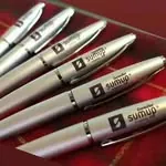 Canetas prateadas com a logo da SumUp gravada