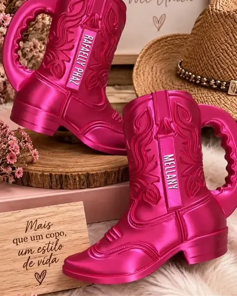 Duas canecas rosa em formato de bota de cowboy, com os nomes Rafaelly e Mellany