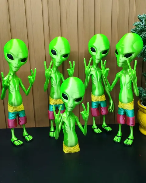 Cinco ETs verdes impressos em 3D, de bermuda colorida e chinelo, fazendo sinal de paz e amor