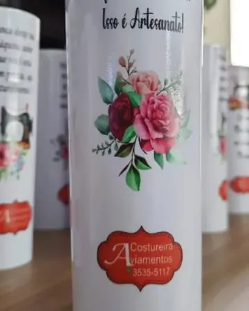 Garrafas brancas com flores e a frase Isso é artesanato, com a logo da Costureira Aviamentos
